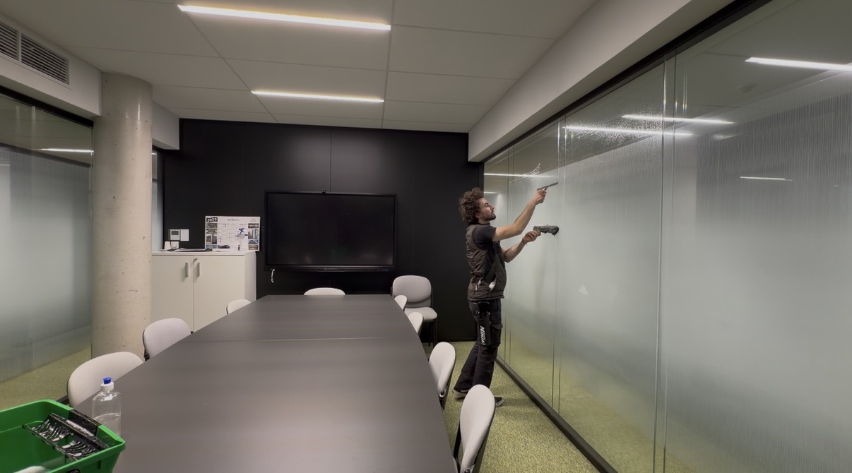 Nettoyage des cloisons vitrées d'une salle de réunion d'entreprise à Toulouse