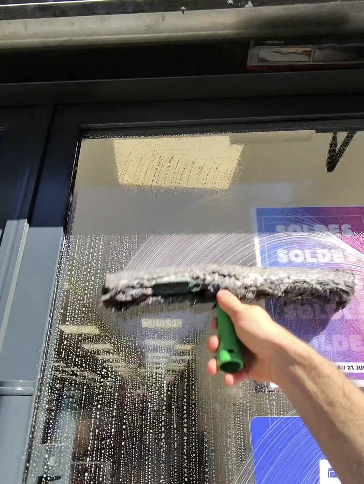Mouillage d'une vitrine avec un mouilleur professionnel à Toulouse