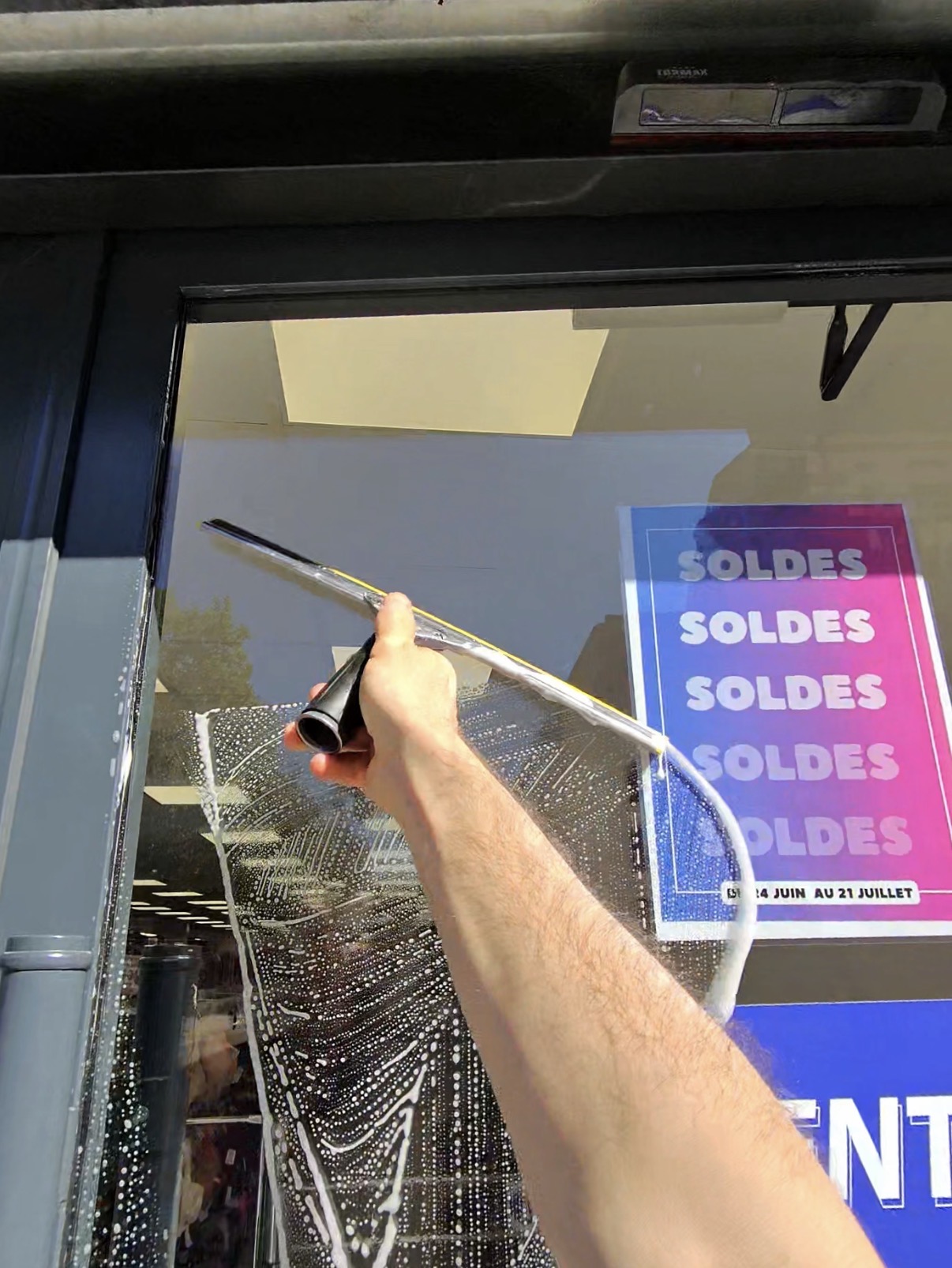 Passage de la raclette en S sur une vitrine
